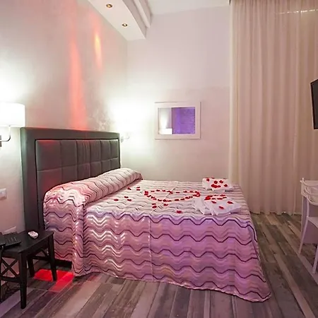 Garibaldi Square 3*